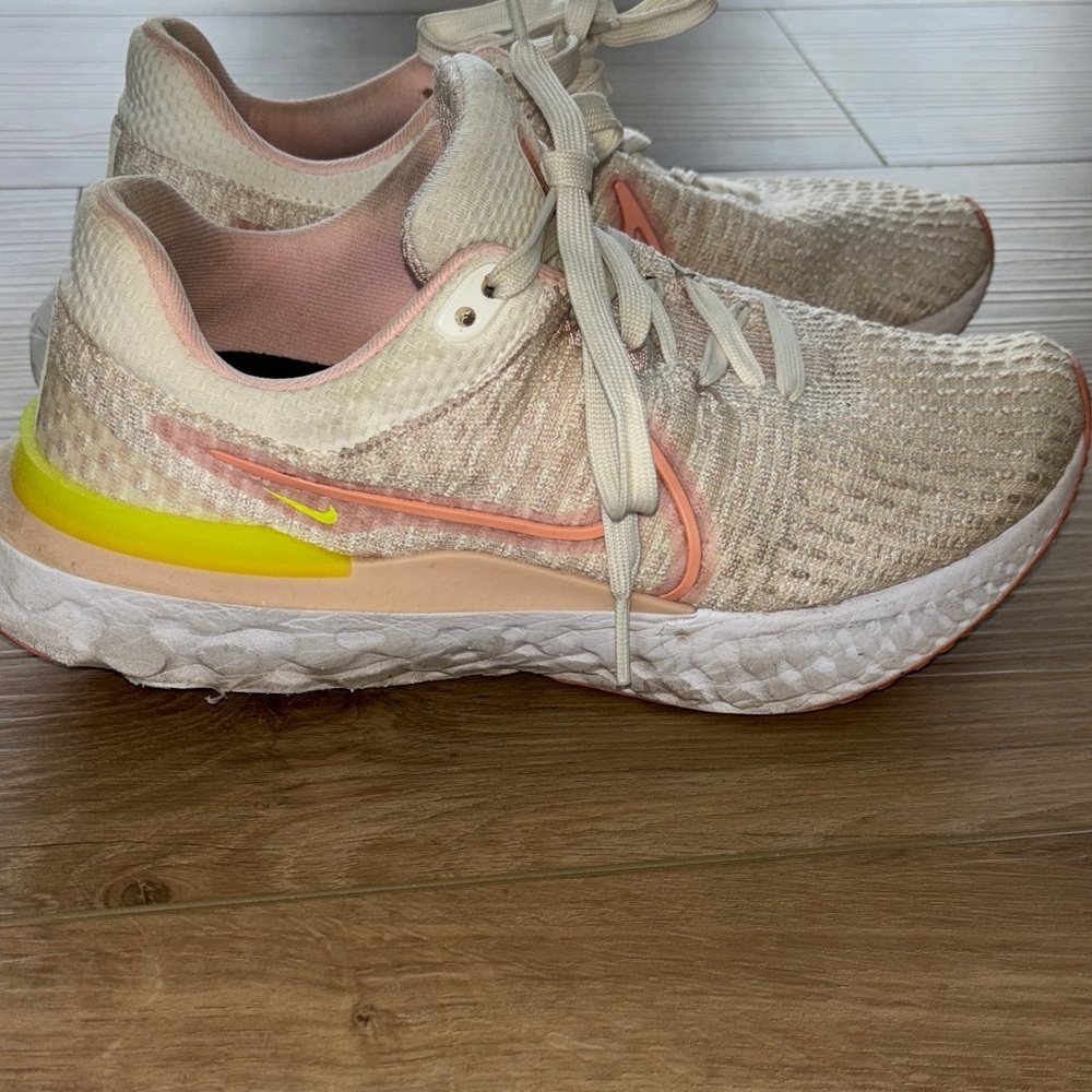 Nike Women's Cream and Peach Athletic Running Shoes with Yellow Accent
